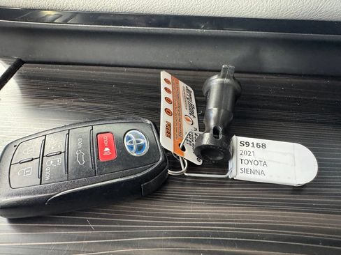 Used 2021 Toyota Sienna Limited FWD image 3