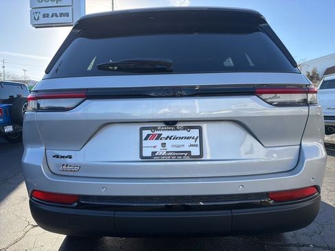 New 2025 Jeep Grand Cherokee Altitude image 8