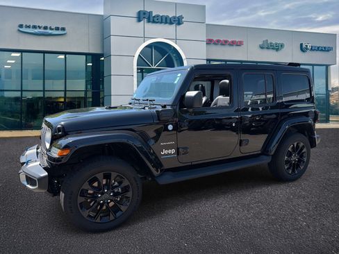 Used 2024 Jeep Wrangler Unlimited Sahara w/ Technology Group AWD/4WD image 4