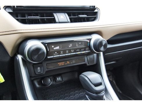 Used 2019 Toyota RAV4 LE w/ All Weather Liner Package FWD image 28
