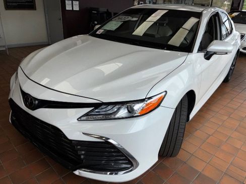 Used 2022 Toyota Camry XLE FWD image 7