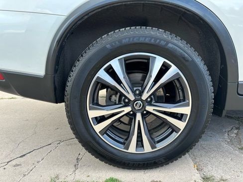 Used 2019 Nissan Rogue SV w/ Premium Package AWD/4WD image 10
