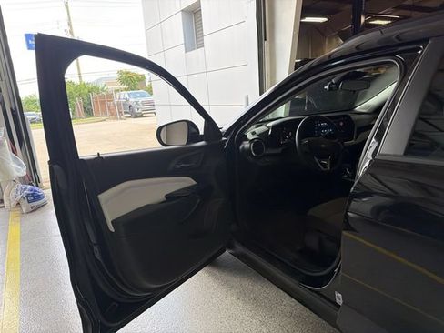 Used 2025 Chevrolet Trax LT FWD image 5