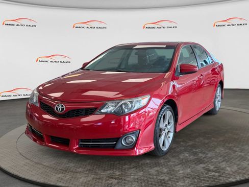 Used 2014 Toyota Camry SE FWD image 1