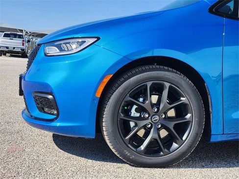 New 2026 Chrysler Pacifica Limited image 5