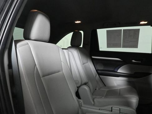 Used 2019 Toyota Highlander XLE image 35