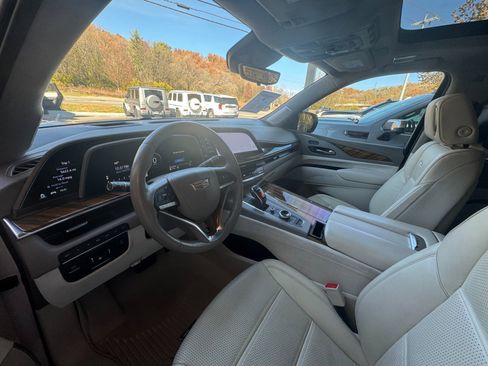 Used 2022 Cadillac Escalade Sport Platinum w/ LPO, ONYX Package image 11