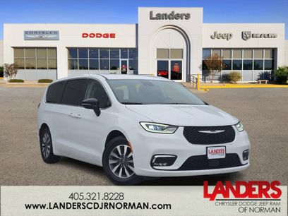 Used 2024 Chrysler Pacifica Select