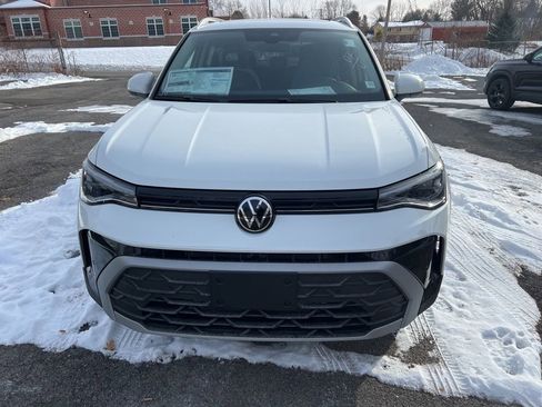 New 2026 Volkswagen Taos SE image 2