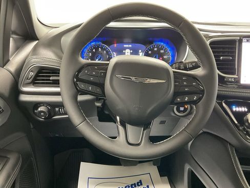 New 2025 Chrysler Pacifica Limited image 13