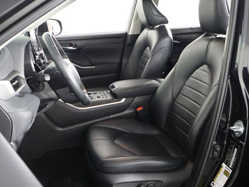 Used 2022 Toyota Highlander XLE image 30