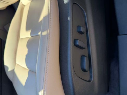Used 2024 Cadillac XT4 Luxury w/ Cold Weather Package AWD/4WD image 19