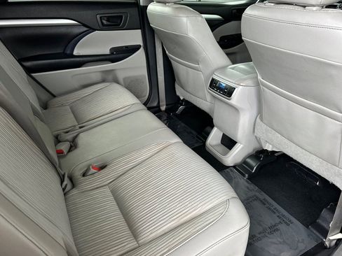 Used 2016 Toyota Highlander Plus w/ Preferred Accessory Package FWD image 20
