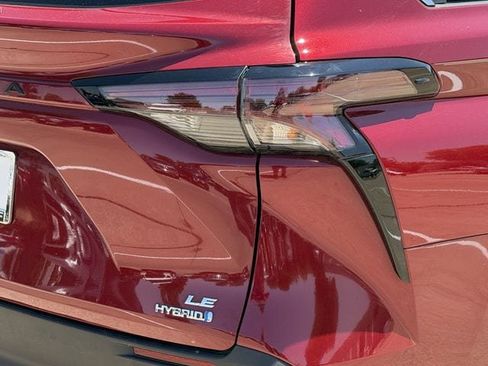 Used 2024 Toyota Sienna LE w/ LE Plus Package FWD image 7