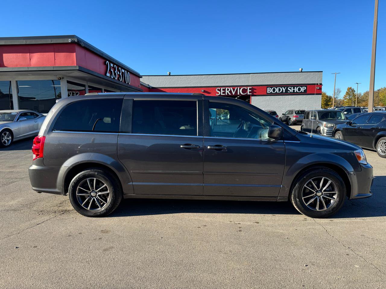 Used 2017 Dodge Grand Caravan SXT FWD image 2