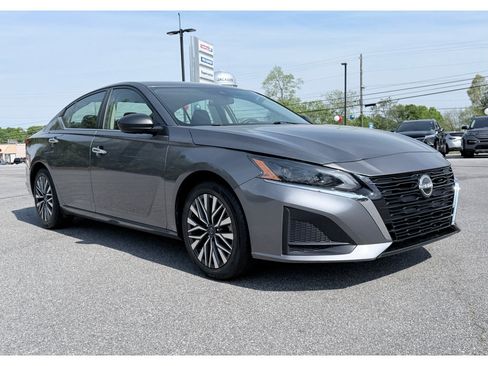 Used 2024 Nissan Altima 2.5 SV image 2