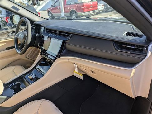 New 2026 Jeep Grand Cherokee Limited w/ Luxury Tech Group II image 38