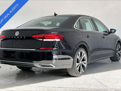 Used 2022 Volkswagen Passat 2.0T SE image 2