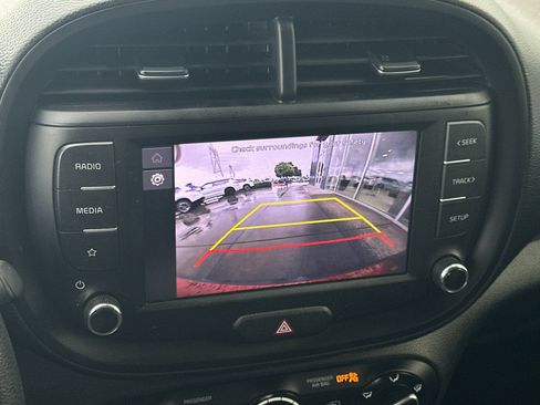 Used 2023 Kia Soul LX w/ LX Technology Package FWD image 17