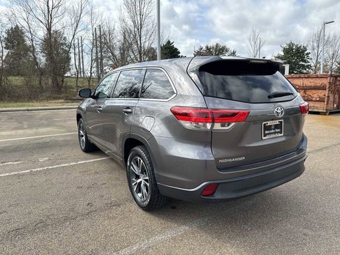 Used 2017 Toyota Highlander LE image 4