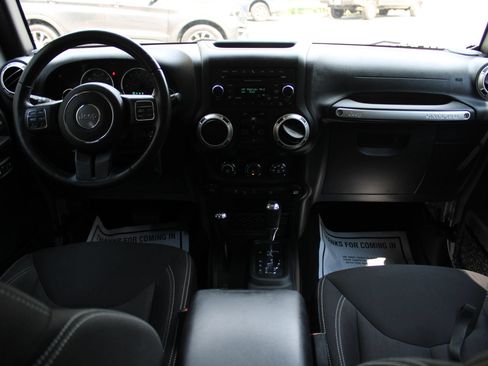 Used 2015 Jeep Wrangler Unlimited Sahara w/ Connectivity Group AWD/4WD image 11