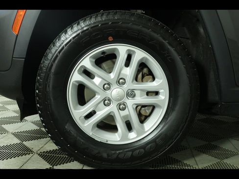 Used 2023 Jeep Grand Cherokee Laredo image 20