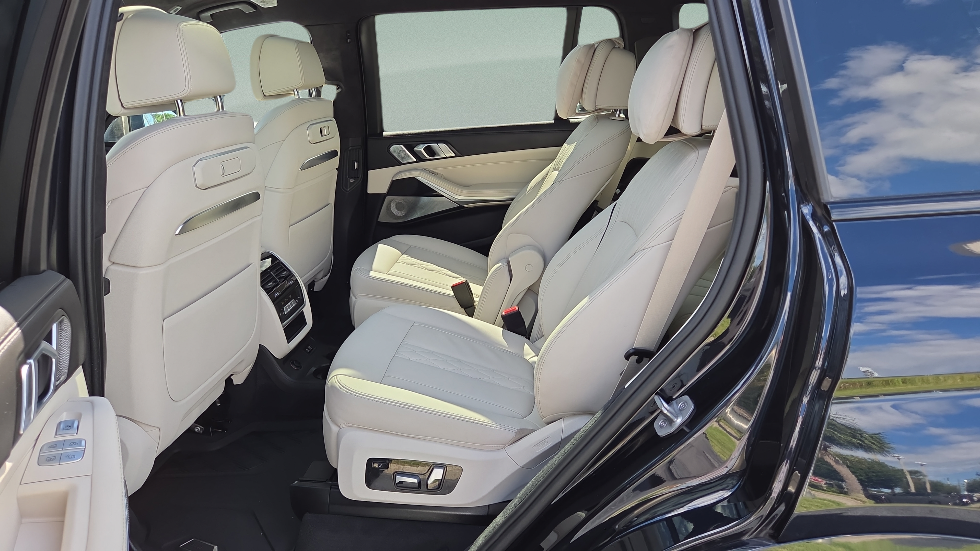Certified 2024 BMW X7 xDrive40i w/ M Sport Package AWD/4WD image 11