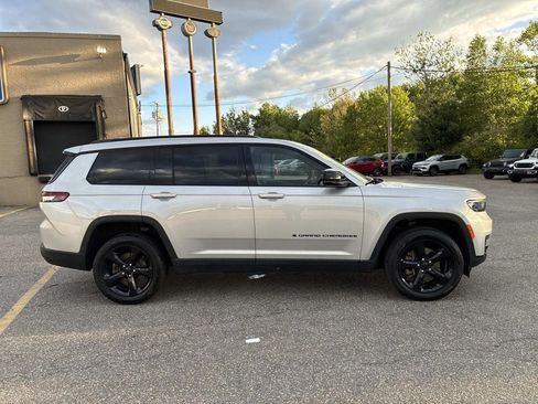 Used 2024 Jeep Grand Cherokee L Limited w/ Black Appearance Package AWD/4WD image 8