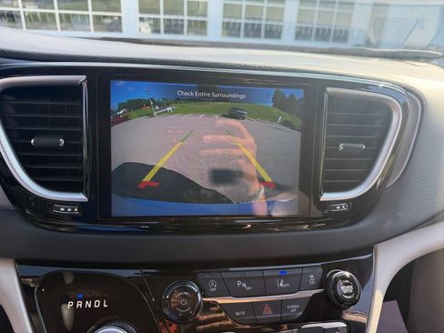 Used 2023 Chrysler Pacifica Touring-L FWD image 18