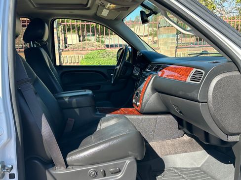 Used 2014 Chevrolet Tahoe LTZ image 11