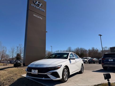 Used 2024 Hyundai Elantra SE image 1