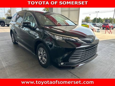 Certified 2025 Toyota Sienna XLE FWD image 1