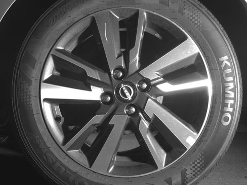 Used 2025 Nissan Versa SV FWD image 14