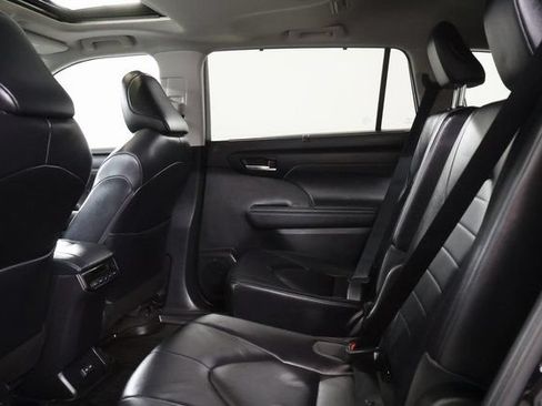 Used 2023 Toyota Highlander XLE AWD/4WD image 31