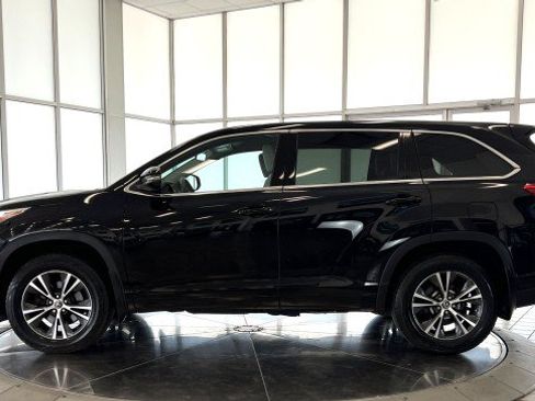 Used 2017 Toyota Highlander LE AWD/4WD image 4
