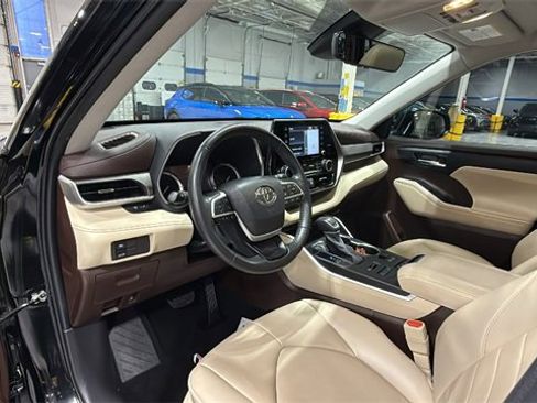 Used 2022 Toyota Highlander XLE image 8