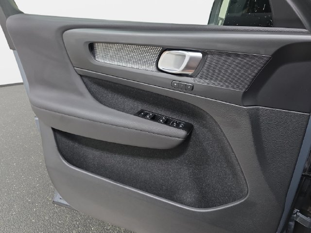 Used 2022 Volvo XC40 T5 R-Design w/ Protection Package AWD/4WD image 27