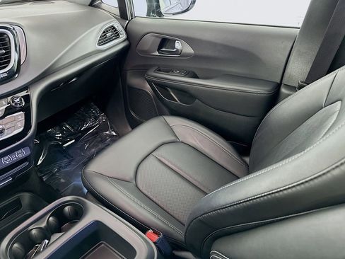 Certified 2025 Chrysler Pacifica Select image 33