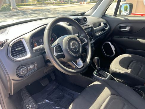 Used 2019 Jeep Renegade Latitude w/ UConnect 8.4 Nav Group FWD image 13