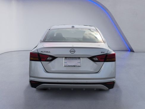 Used 2024 Nissan Altima 2.5 SV FWD image 8