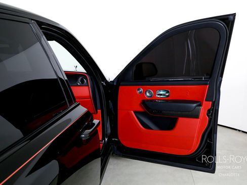 Certified 2022 Rolls-Royce Cullinan w/ Dark Exterior Package image 32
