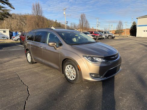 Used 2017 Chrysler Pacifica Touring-L image 2