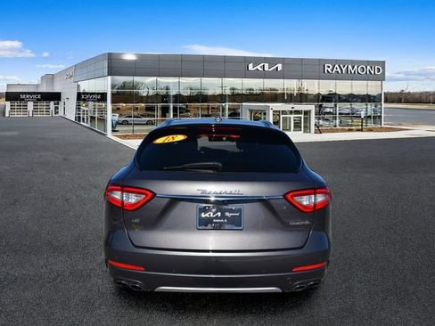 Used 2018 Maserati Levante GranLusso AWD/4WD image 4