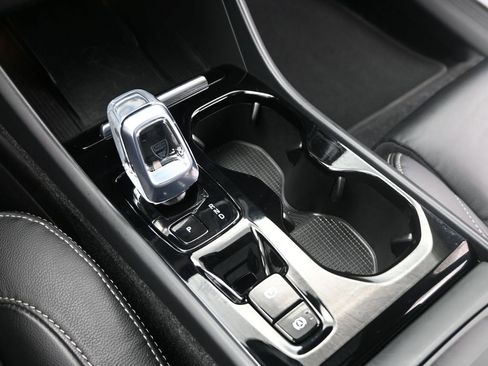 Used 2023 Volvo XC40 B4 Plus image 19