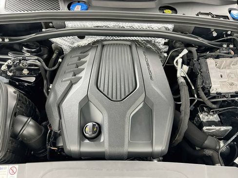 Certified 2023 Porsche Macan AWD/4WD image 32