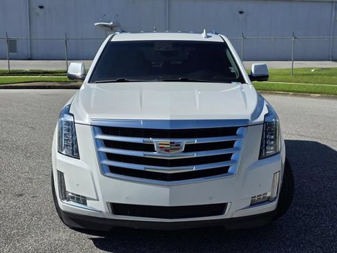 Used 2019 Cadillac Escalade Luxury RWD image 2
