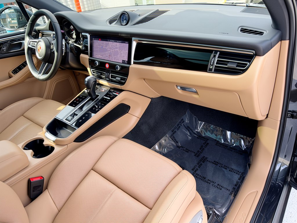 Certified 2024 Porsche Macan AWD/4WD image 31