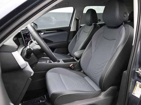 New 2025 Volkswagen Tiguan SE image 8