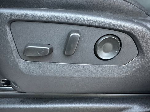 Used 2025 Chevrolet Suburban Z71 image 12