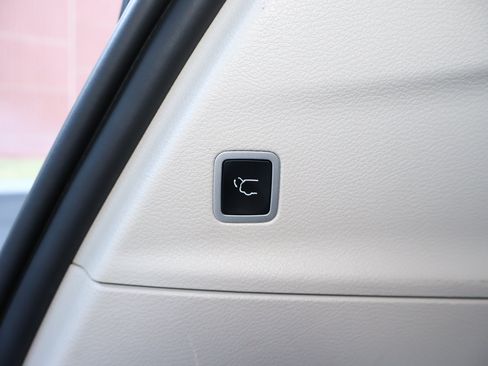Used 2024 Chrysler Pacifica Touring-L FWD image 27